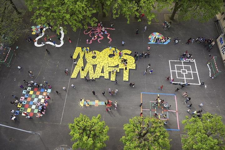 Luftaufnahme vom Pausenplatz des Moosmatt-Schulhauses (Bild: Gabriel Ammon/AURA)