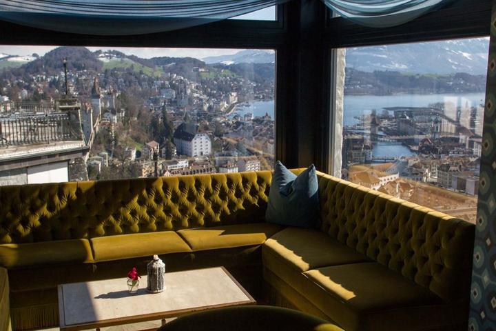Die Hotelbar mit dem Blick auf Luzern und den See.