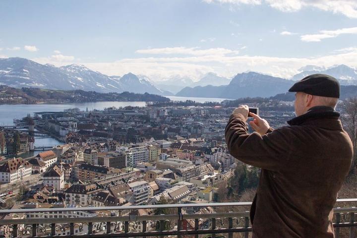 Die schönste Aussicht über Luzern: Ein Besucher macht Fotos vom Panorama.