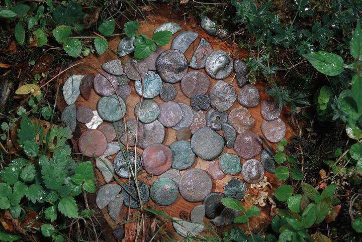 Abb. Hünenberg: 68 Münzen lagen nahe der Burgruine Hünenberg im Waldboden. Sie fanden sich im Jahr 2006 an topografisch markanter Lage zwischen zwei Bächen.