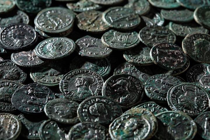 Abb. Ueken: Erst rund 250 der insgesamt 4’166 Münzen aus Ueken AG sind restauriert.
