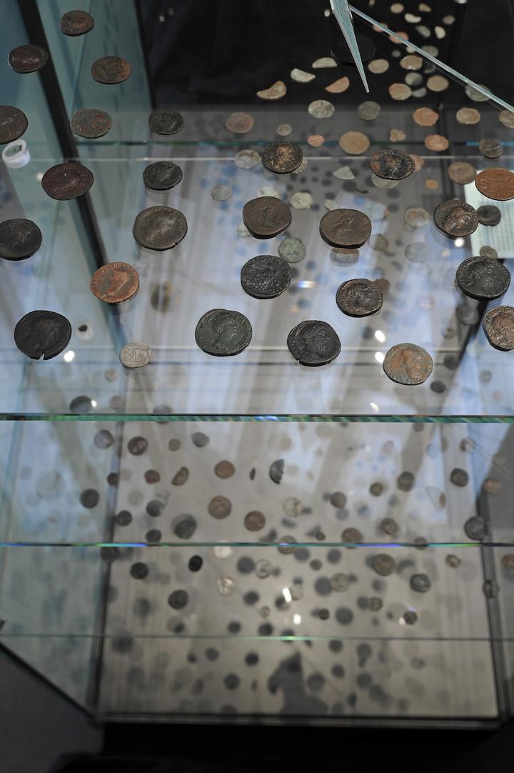 Abb. Sonderausstellung: «Geschichte(n) am Kanal» im Museum für Urgeschichte(n) Zug sind noch bis zum 8. Mai verschiedene in den letzten Jahren neu entdeckte Münzschätze aus dem Kanton Zug zu sehen.