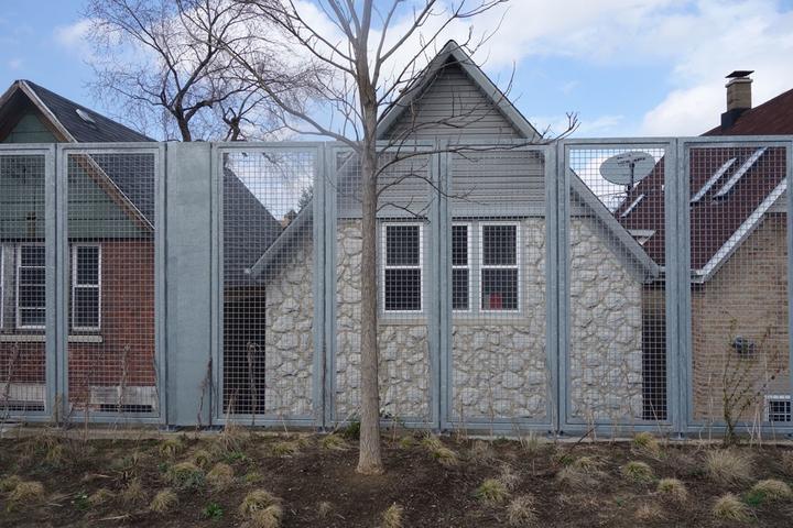 Zum Schutz der Anwohner wurden vor den Hausfassaden Gitter hochgezogen.