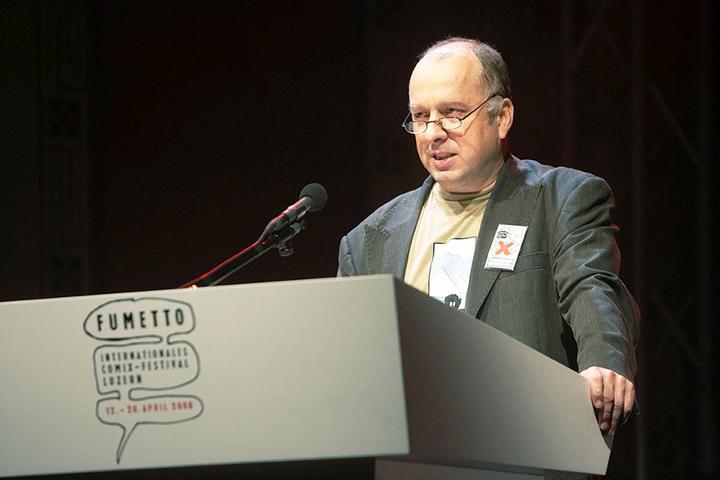 Vereinspräsident Niklaus Zeier spricht an der Fumetto-Eröffnung 2006. (Bild: Natalie Boo/AURA)