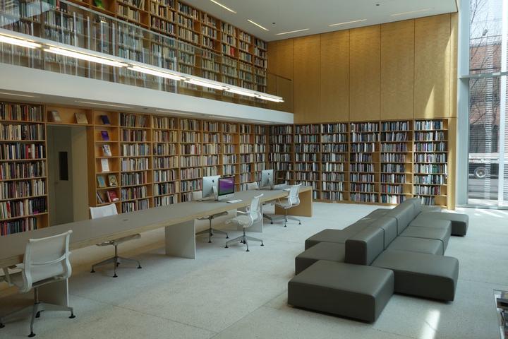 Die Bücherwand im Lesesaal ist mit Holz verkleidet.