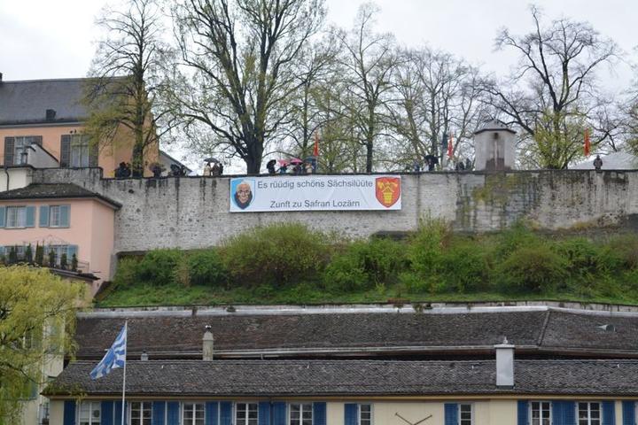 Das Transparent an der Mauer des Lindenhofs machte das Publikum darauf aufmerksam, dass Luzern Gast ist in Zürich.
