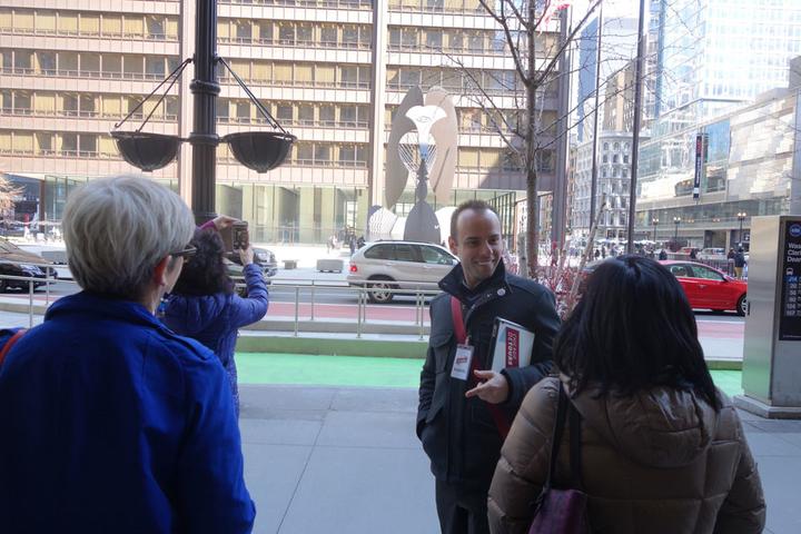 Pawel Scrabacz von chicagodetours.com erläutert der Gruppe, wie es zur Skulptur von Picasso vor dem Stadthaus gekommen ist.