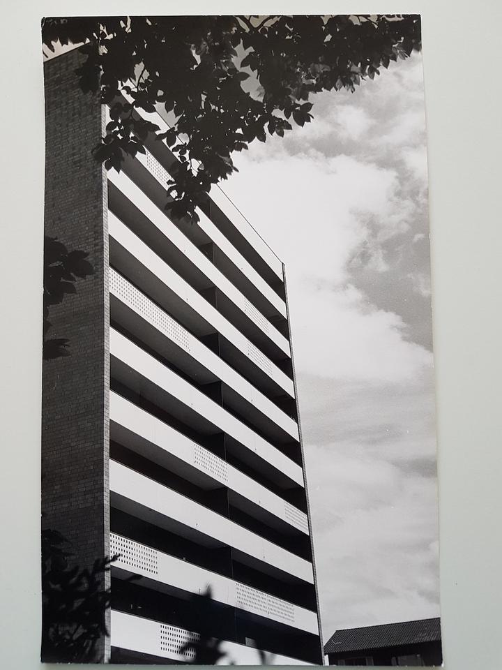 Hier ein altes Foto von dem Gebäude an der Barerstrasse 122, 1959 gebaut und war damals eines der höchsten Gebäude der Stadt. 1993 totalrenoviert. (zvg)