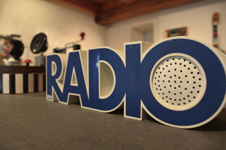 Radio ist Programm in der aktuellen Ausstellung der Rolf Manufaktur.