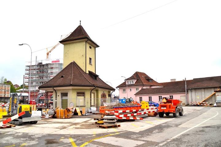 Das Tramhüsli am Centralplatz von hinten. Von den drei Gebäuden rechts, kann die mittlere einstöckige rosa Baracke mit vier Fenstern auch für das Projekt genutzt werden. Das rosa Haus links (Hexenhäuschen) steht nicht zur Verfügung.