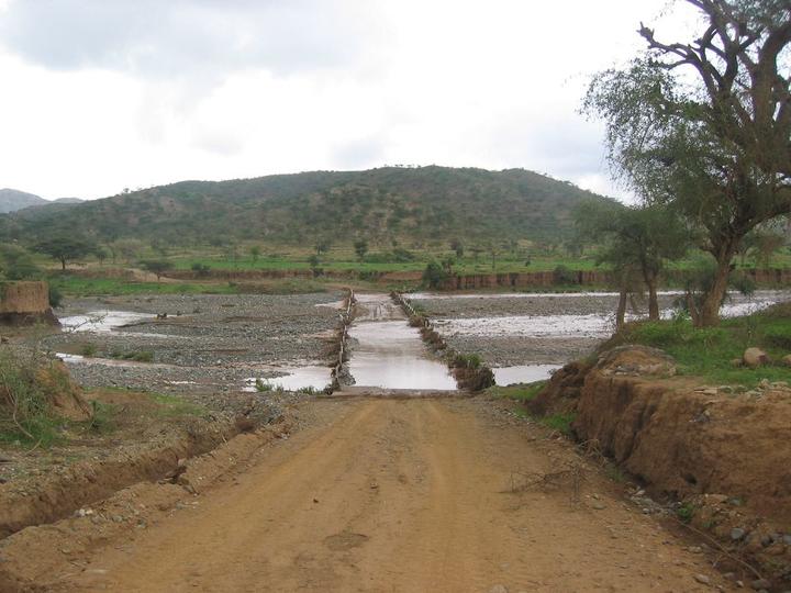 Bei Regenzeit kann es schon mal Schwierigkeiten geben auf den Strassen Eritreas.