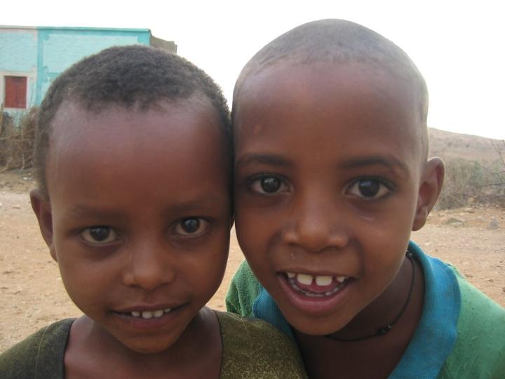 Eritreische Kinder lachen in die Kamera.