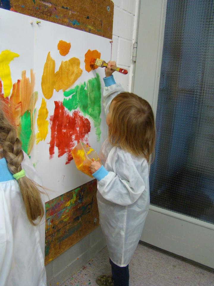 Kinder in der Spielgruppe Chnopf beim Malen.