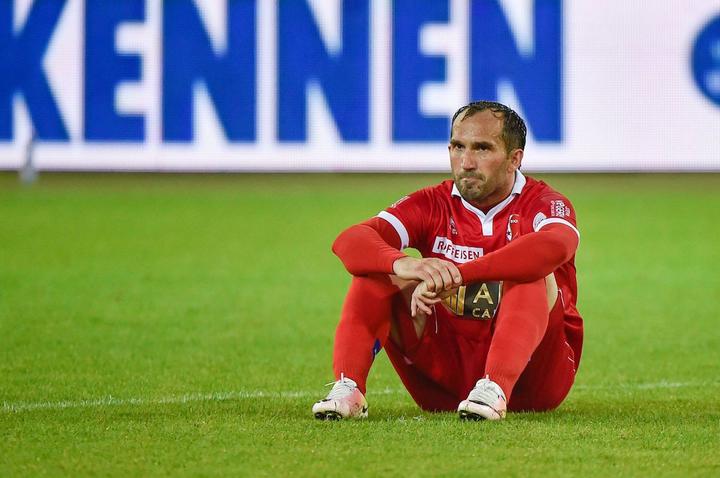 <p>Der ehemalige Bundesliga-Torjäger Theofanis Gekas sitzt nach dem Schlusspfiff frustiert am Boden.</p>