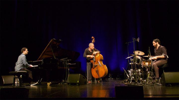 <p>Das Avishai Cohen Trio am Freitag auf der Bühne des Casino Zug: Omir Mor (Piano), Avishai Cohen (Bass) und Daniel Dor (Drum).  (Bild: Laura Livers)</p>
