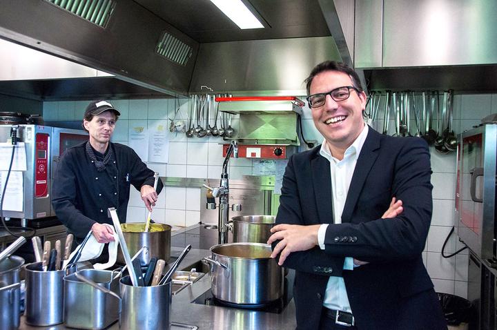 <p>Küchenchef Robin Fraser (links) bereitet eine Currysauce vor im Hotel Sonnenberg – vor ihm steht Geschäftsleiter Ron Prêtre.   (Bild: Natalie Ehrenzweig)</p>