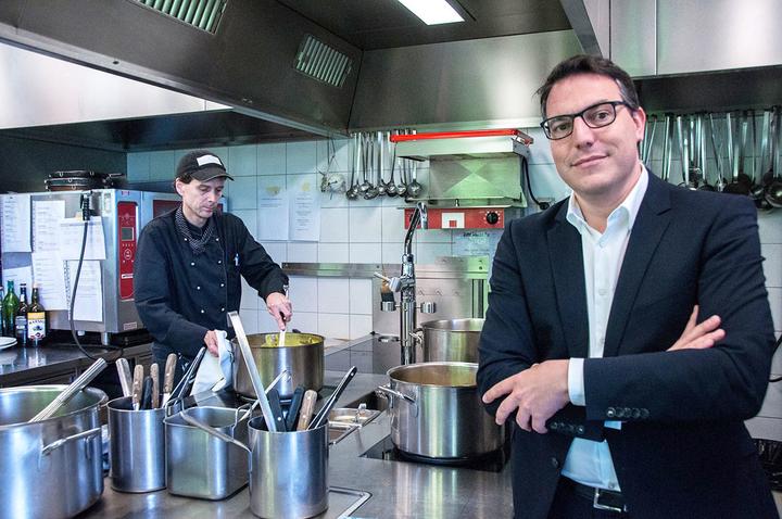 <p>Küchenchef Robin Fraser (links) bereitet eine Currysauce vor im Hotel Sonnenberg – vor ihm steht Geschäftsleiter Ron Prêtre.   (Bild: Natalie Ehrenzweig)</p>