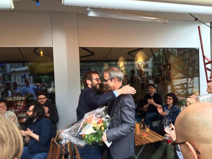 <p>Die SP feiert in der Kulturbeiz «Meyer» am Bundesplatz. Parteipräsident Claudio Soldati gratuliert dem neuen Stadtpräsidenten Beat Züsli (Bild: Jakob Ineichen).</p>