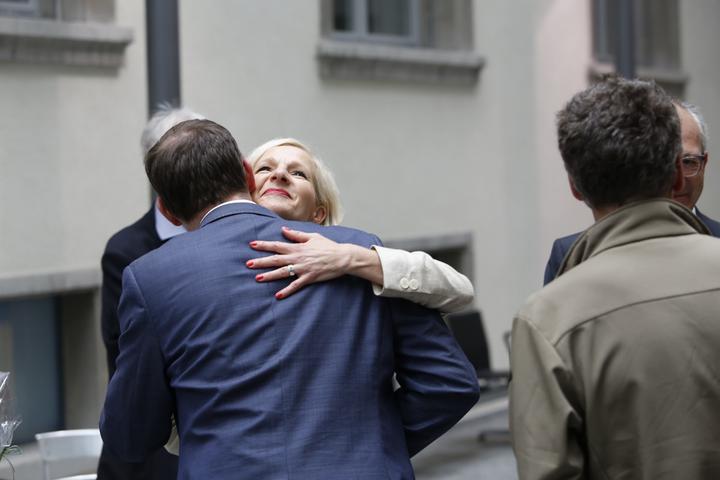 <p>Manuela Jost wird umarmt. Ihr ist die Wiederwahl in den Stadtrat gelungen (Bild: Jakob Ineichen).</p>