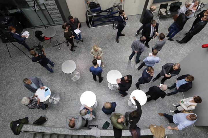 <p>Im Stadthaus versammelten sich Medienschaffende und Neugierige (Bild: Jakob Ineichen).</p>
