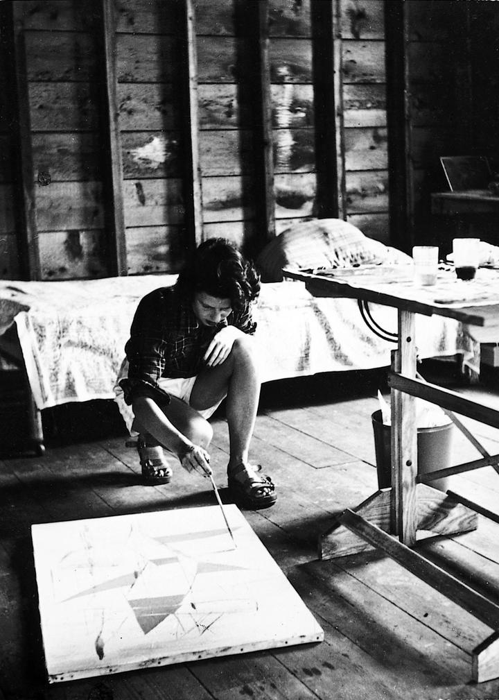 <p>Mitten in der Kunst-Avantgarde: Sonja Sekula in Long Island, New York, 1946.  (Bild: zvg)</p>