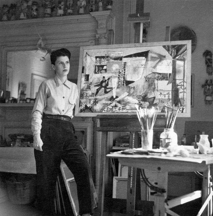 <p>Sonja Sekula mit ihrem Werk (ohne Titel, 1942) in André Bretons Wohnung in New York 1945.  (Bild: zvg)</p>