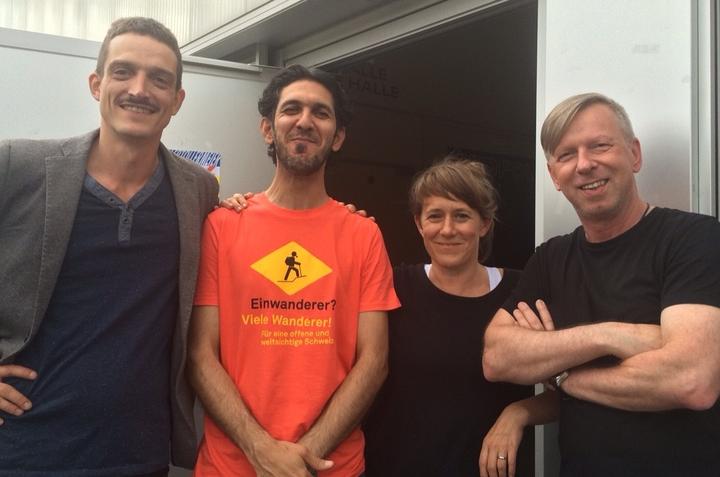 <p>Das Team von «Just one Minute» mit dem Performer: Marco Liembd, Benjamin Jafari (achten Sie auf das T-Shirt), Beatrice Fleischlin, Roberto Conciatori. (Bild: jav)</p>