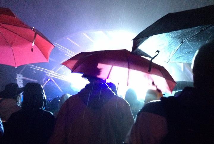 <p>Mehr Regenschirme als Bühne zu sehen (Bild: jav)</p>