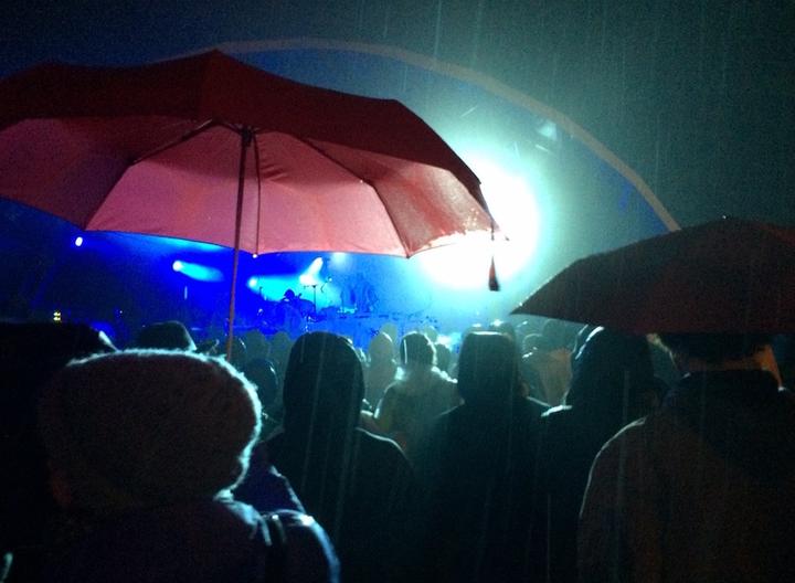 <p>Trotz Dauerregen harrten die Musikbegeisterten vor der Bühne aus (Bild: jav)</p>