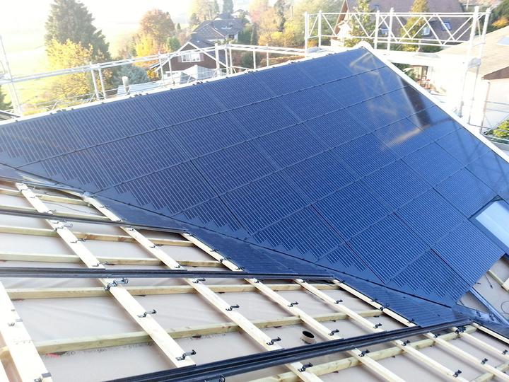 <p>Nicht nur auf das Dach kamen Solarmodule …  (Bild: zvg)</p>