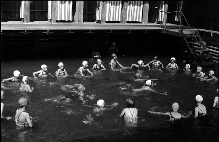 <p>Eine Mädchenklasse im Seebad am Nationalquai, 1943 (Bild: Lisa Meyerlist)</p>