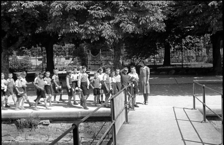 <p>Schüler auf dem Weg ins Seebad am Nationalquai, 1943 (Bild: Lisa Meyerlist)</p>