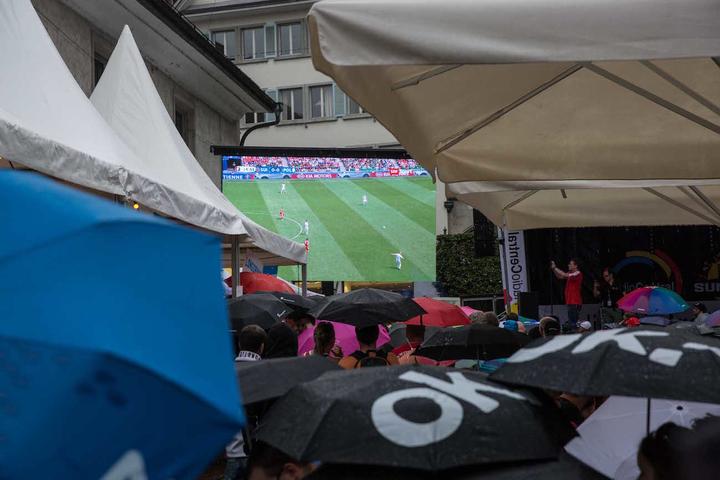 <p>Regenschirme säumten die Luzerner Public Viewings</p>