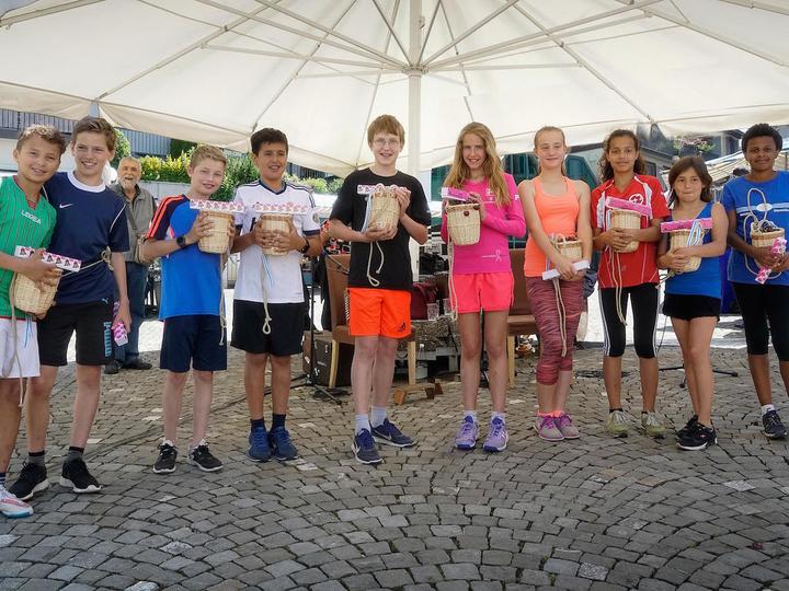 <p>Die Chriesisturm-Kinder mit den gewonnen Preisen (zvg. IG Zuger Chries)</p>