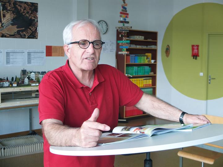 <p>Renzo Meier geniesst die letzten Stunden im Klassenzimmer, an die baldige Pension mag er noch nicht denken.  (Bild: Mirjam Oertli)</p>