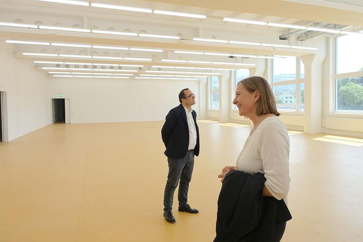 <p>Architekt Daniel Niggli und Gabriela Christen, Direktorin der «Kunsti» beim Rundgang durch die neuen Räume.  (Bild: jwy)</p>