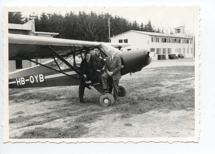 <p>Flugpioniere mit einer Piper PA 18/125 Anfang der 60er-Jahre vor dem alten Flugplatz-Gebäude. (Bild: zvg)</p>