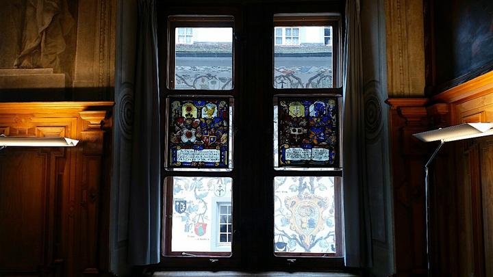 <p>Die Fensterbilder zeugen von früheren Zeiten (Bild: Luca Wolf)</p>