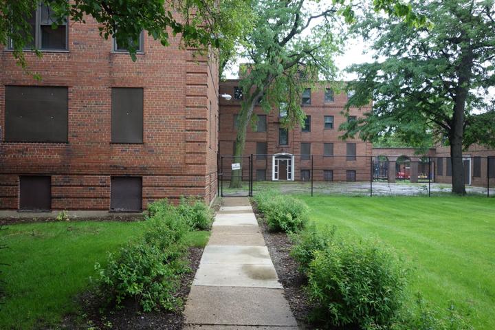 <p style="margin: 0px; line-height: normal; font-family: Arial;">Staatlich finanziert: Julia Lathrop Homes, 1938 </p>
