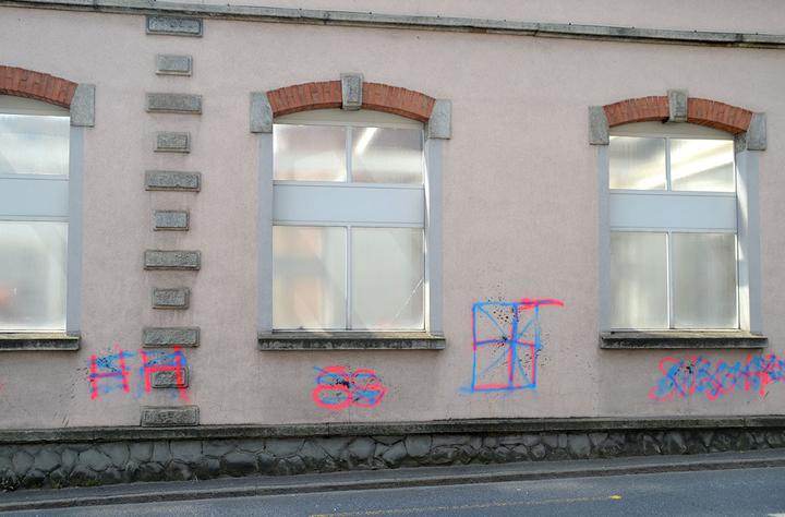 <p>Die Nazysymbole an der Schappe-Süd-Fassade waren am Dienstagmorgen unkenntlich gemacht.  (Bild: jwy)</p>