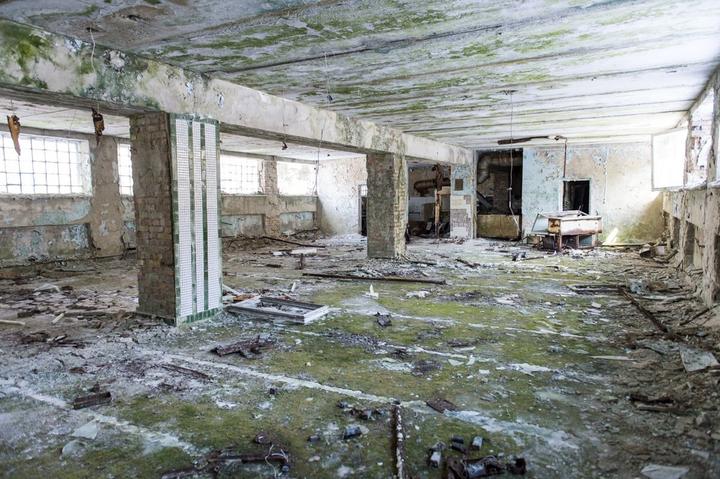 <p>Ein verlassenes Gebäude in Tschernobyl. Bild: Pit Bühler</p>