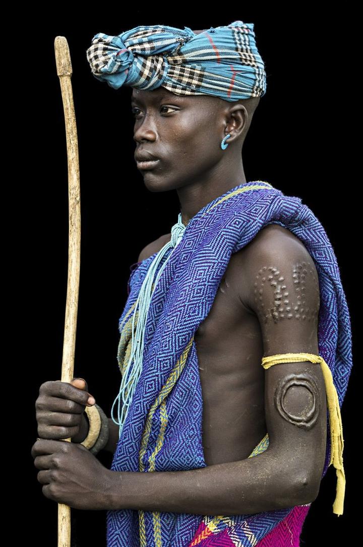 <p>Eindrückliche Zeugnisse einer bedrohten Kultur: In Äthiopien fotografierte Bühler Stammeskrieger. Bild: Pit Bühler</p>