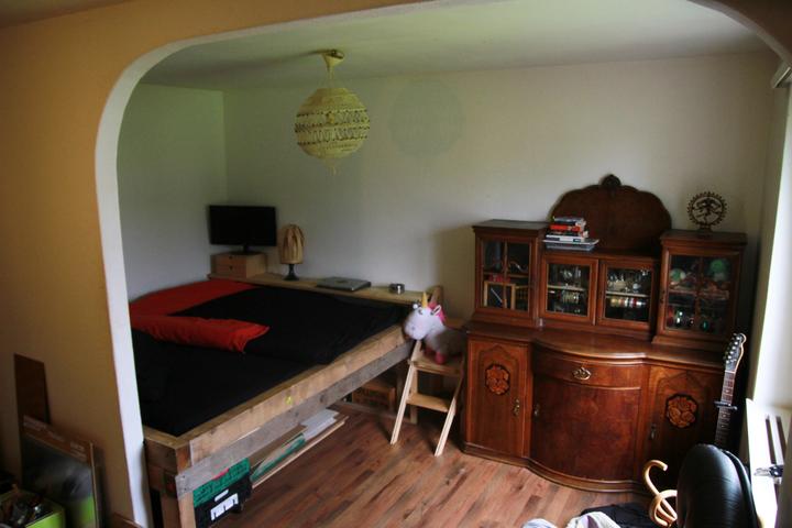 <p>Schlafzimmer mit selbst gebautem Türbogen</p>