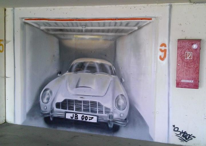 <p>Aston Martin DB5 in einer simulierten Garage</p>