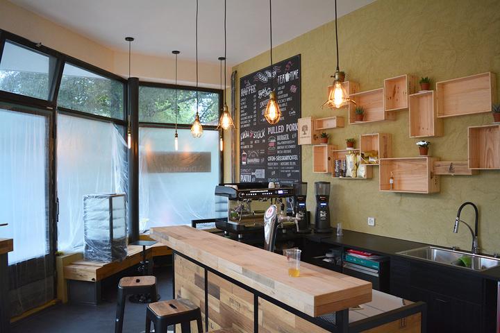 <p>Heller dank höheren Fenstern: Blick in die Café-Bar.  (Bild: jwy)</p>