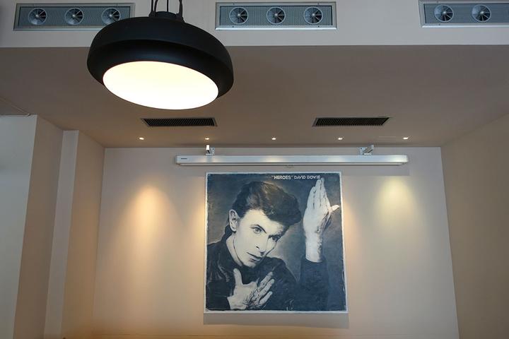 <p>Hello Bowie: neues Gemälde von Mart Meyer im Restaurant.  (Bild: jwy)</p>