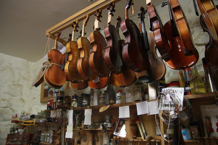 <p>Farblich und in der Form ähnlich und doch ist jede einzigartig: die Geigen von Scheurenberg und Pasquier</p>