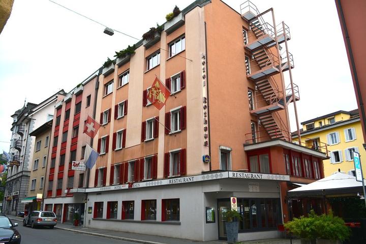 <p>Das «Rothaus» hat 48 Zimmer und ist ein Dreisternehotel. Es beherbergt Touristen und Geschäftsleute.</p>