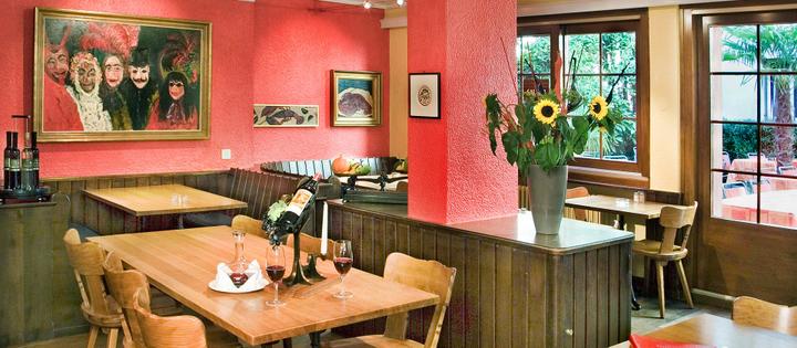 <p>Die Rothaus-Gaststube. Das Restaurant ist bekannt für Luzerner Spezialitäten und saisonale Wildgerichte.</p>