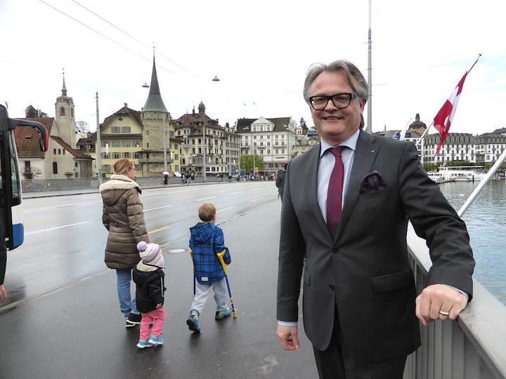 Stadtpräsident Stefan Roth posiert auf der Luzerner Seebrücke.